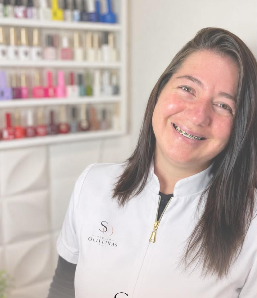 Profissional do Studio Oliveiras Nails